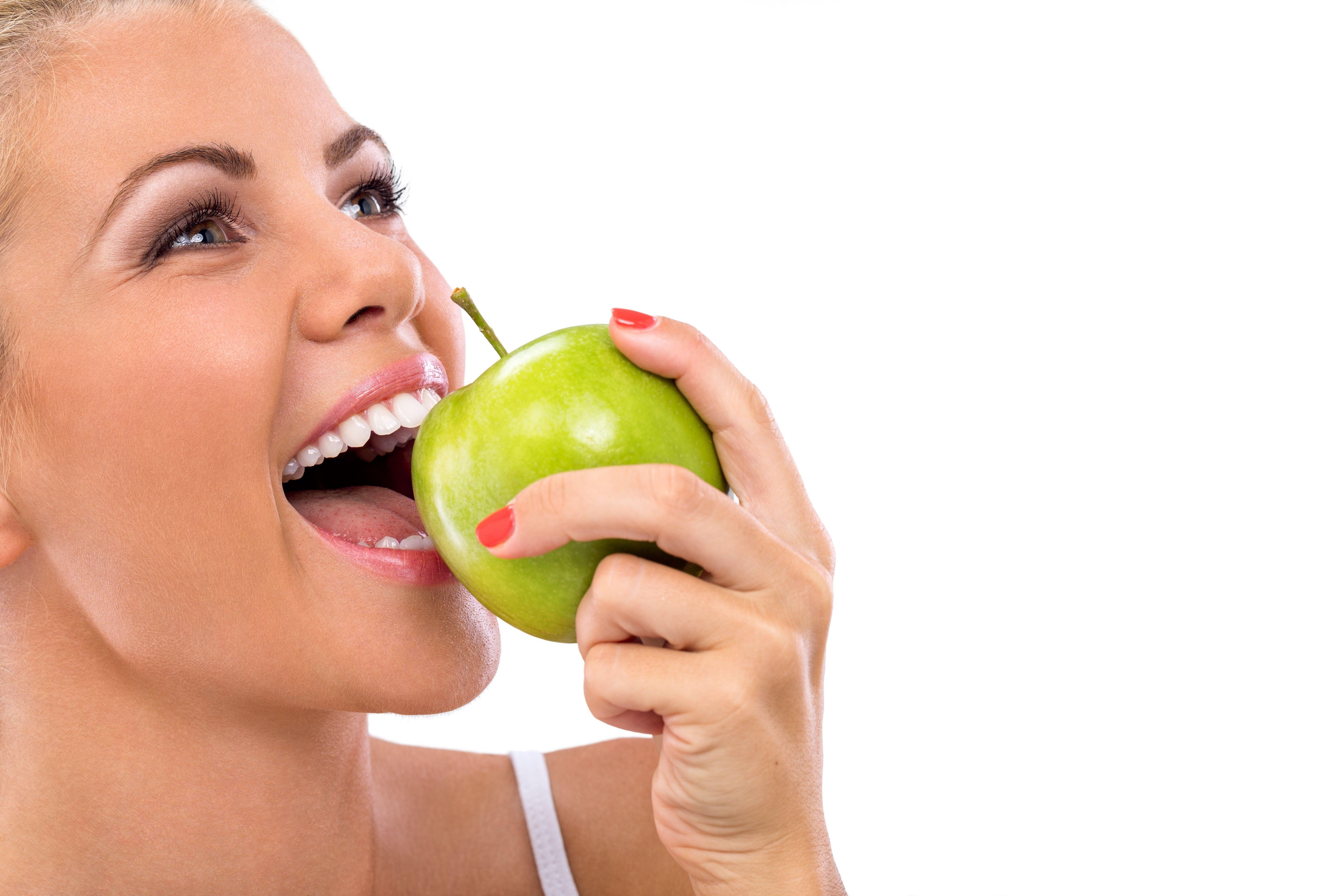 She eats apples. Девушка с красивыми зубами. Красивые зубы с яблоком. Здоровые зубы.